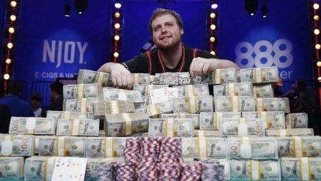 Джозеф МакКиен – Чемпион WSOP 2015, и сколько получат после налогов финалисты