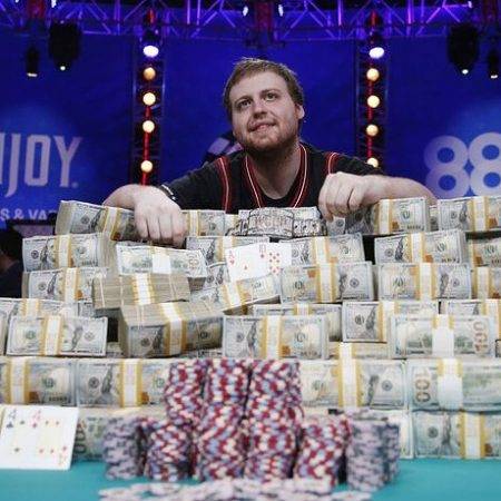 Джозеф МакКиен – Чемпион WSOP 2015, и сколько получат после налогов финалисты