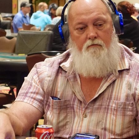 Скандал в покере: 70-летний покерист выиграл женский турнир на WPT