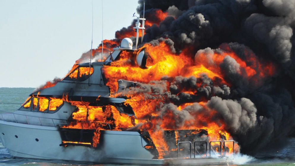Яхта профессионального покериста  сгорела в Средиземном море
